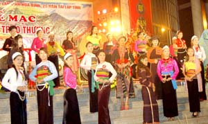 Các người đẹp trình diễn trang phục dân tộc tại Lễ kỷ niệm 125 năm thành lập tỉnh và Lễ hội văn hóa cồng chiêng tỉnh Hòa Bình lần thứ I năm 2011.